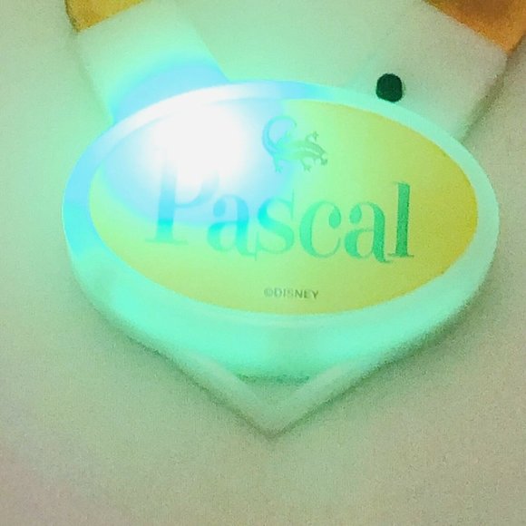Disney Tangled Pascal Lizard Yellow Light Up Lanyard Necklace - Picture 4 of 12